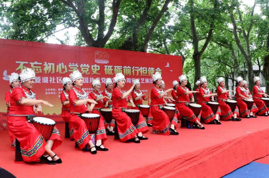 男女朋友应不应该公开恋情？游戏画面